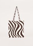 Bayu knitted shopping bag.  Woman image number 1