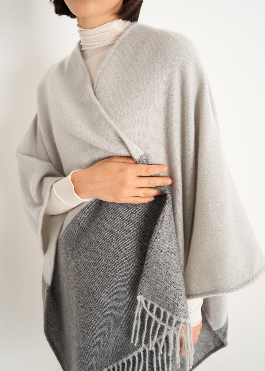 Mantella Maika bicolor con frange GRIGIO LIGHT GREY Donna , immagine n. 3