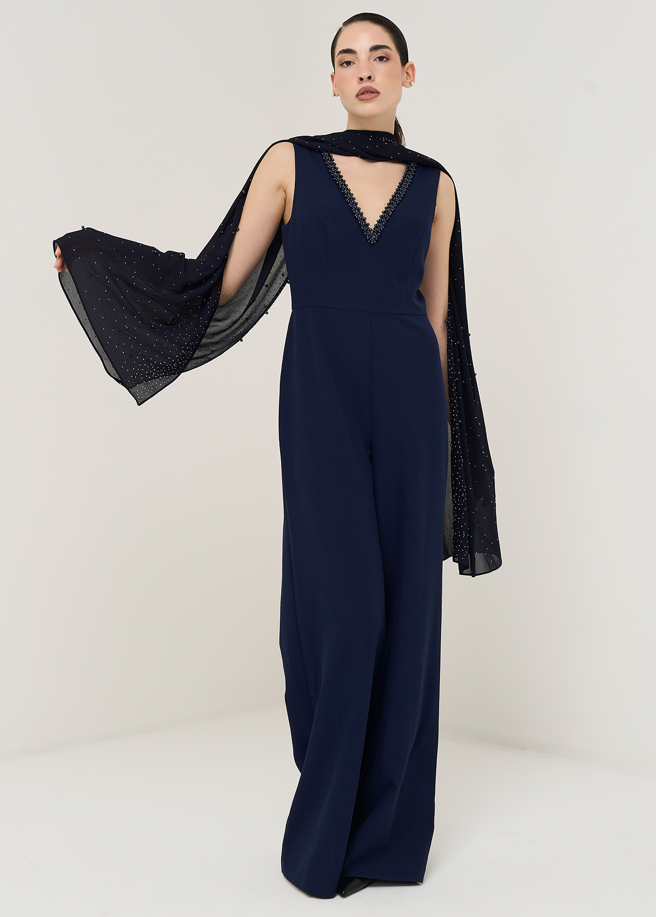 Tuta navy, scollo a V, senza maniche, in chiffon, ricami, di Camomilla Italia, foto 1 di 4